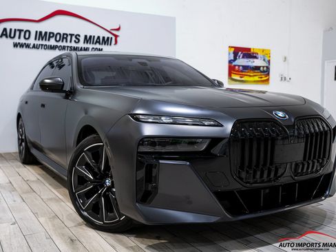 Used 2023 BMW i7 xDrive60 w/ Executive Package 2 AWD/4WD image 28