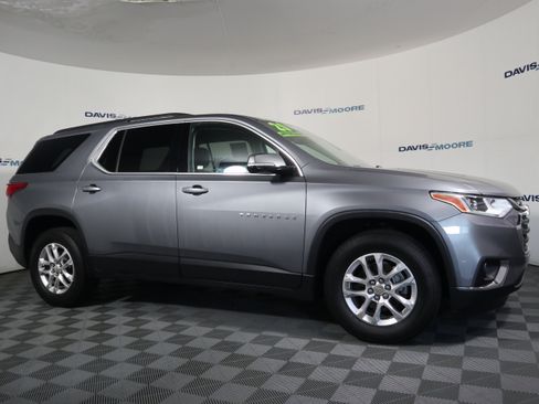 Used 2020 Chevrolet Traverse LT FWD image 4