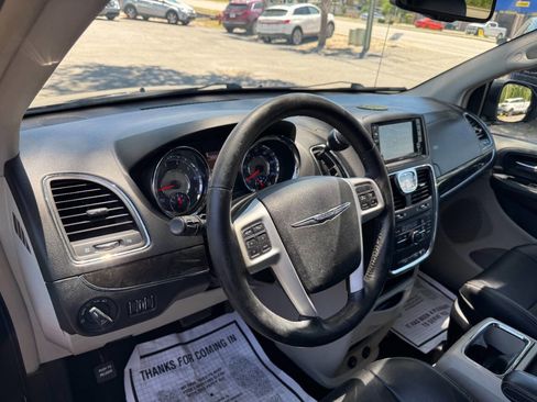 Used 2014 Chrysler Town & Country Touring FWD image 42