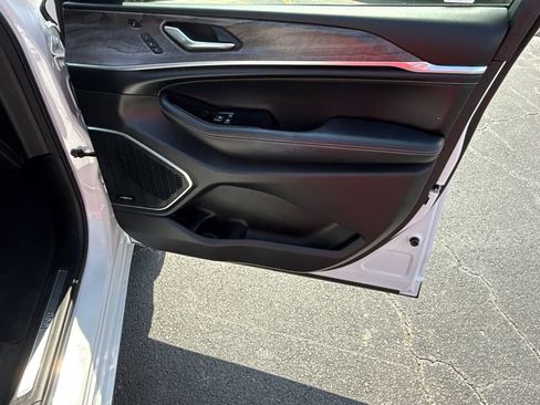 Used 2023 Jeep Grand Cherokee Overland w/ Luxury Tech Group IV RWD image 14