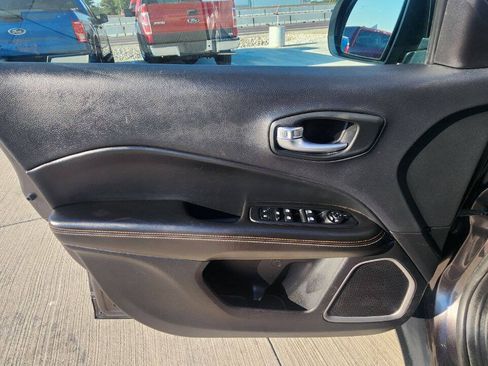 Used 2018 Jeep Compass Latitude w/ Popular Equipment Group FWD image 11