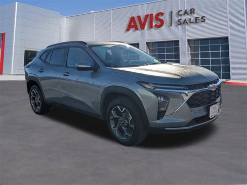 Used 2025 Chevrolet Trax LT w/ LT Convenience Package image 3