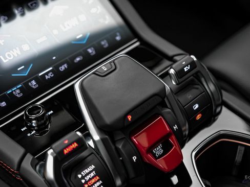 Used 2025 Lamborghini Urus SE AWD/4WD image 65