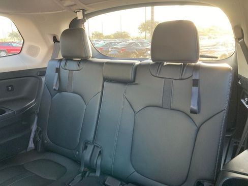 Used 2024 Honda Pilot Touring image 10