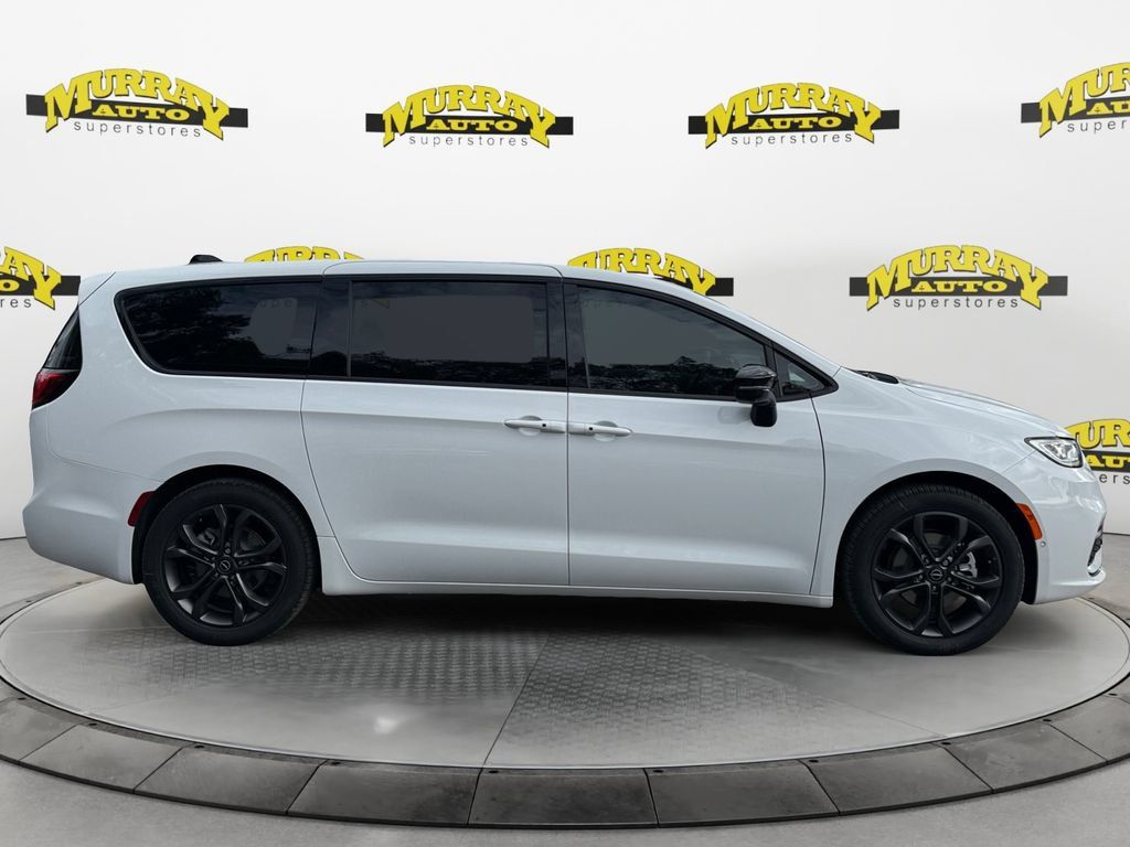 New 2026 Chrysler Pacifica Select FWD image 6