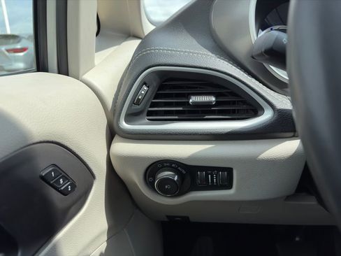 Used 2023 Chrysler Pacifica Touring-L image 16