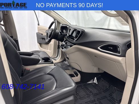 Used 2023 Chrysler Pacifica Touring-L FWD image 26