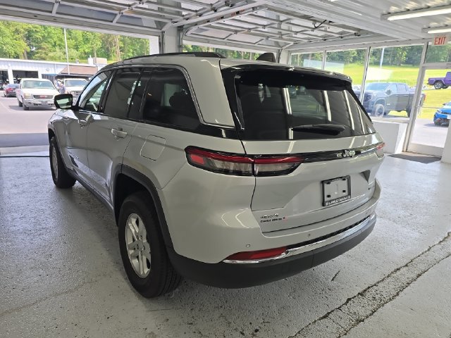 Used 2023 Jeep Grand Cherokee Laredo AWD/4WD image 3