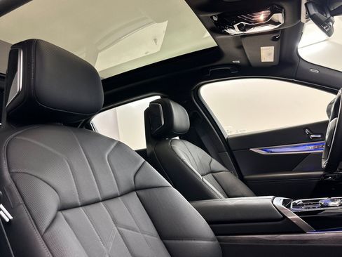 Certified 2024 BMW 750e xDrive w/ Premium Package 2 AWD/4WD image 32