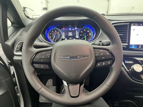 Used 2023 Chrysler Pacifica Touring FWD image 21