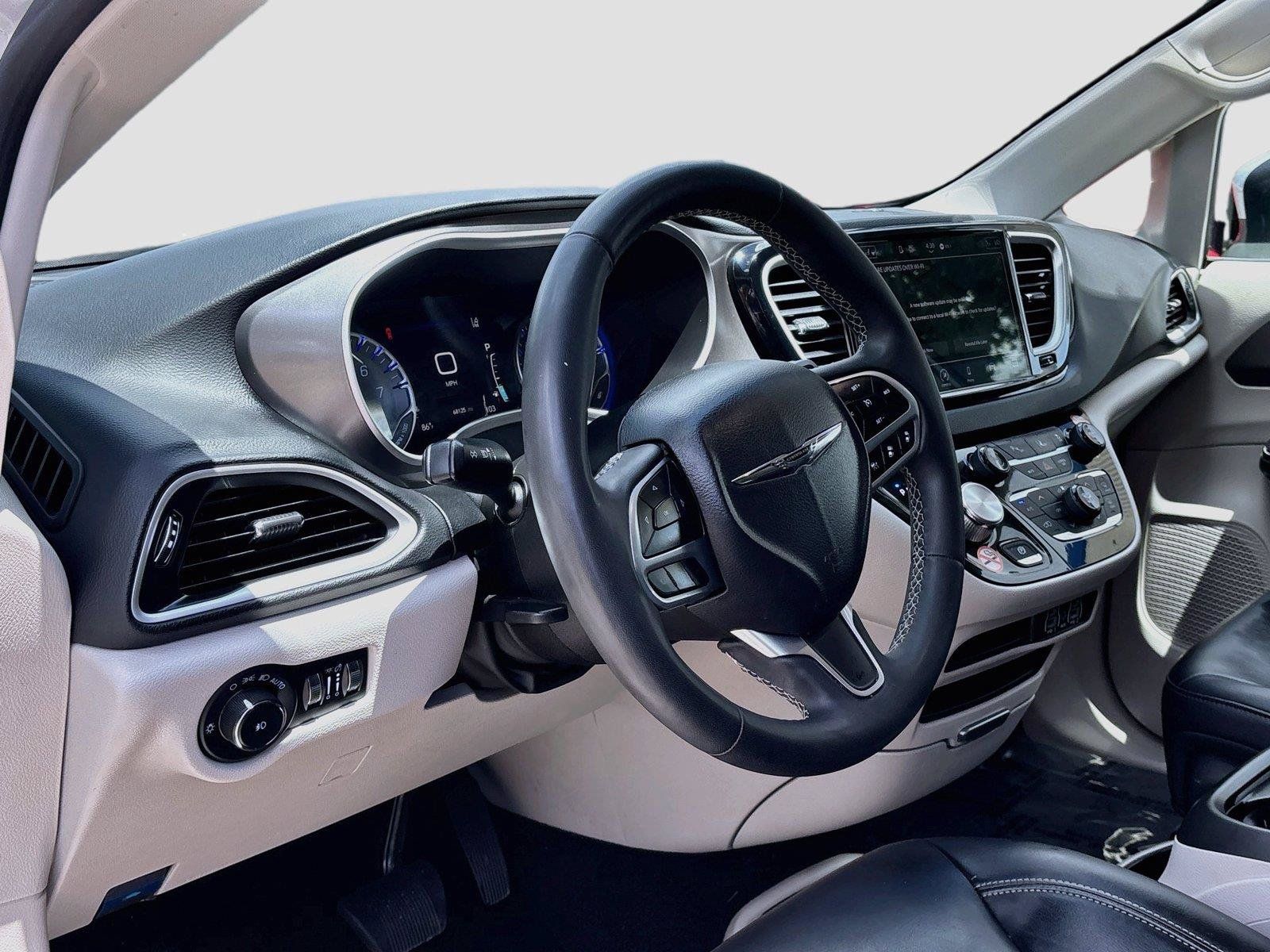 Used 2023 Chrysler Pacifica Touring-L FWD image 9