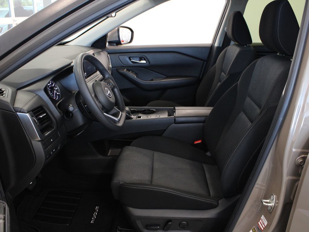 Used 2024 Nissan Rogue SV FWD image 10