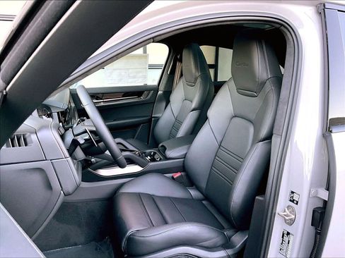 Certified 2026 Porsche Cayenne Turbo image 5