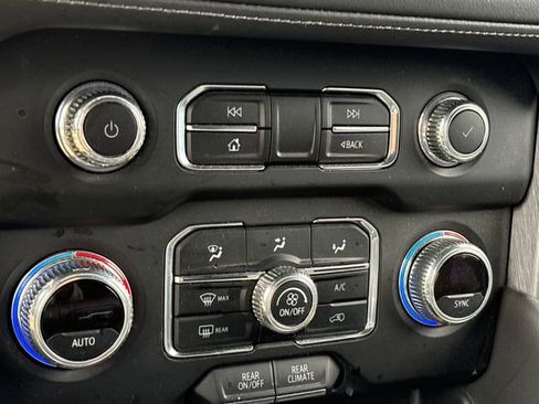 Used 2022 GMC Yukon XL SLE w/ Gmc Pro Safety Plus Package AWD/4WD image 18