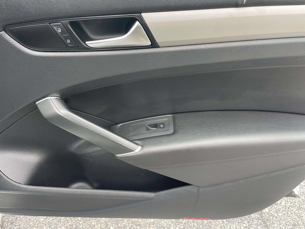 Used 2020 Volkswagen Passat 2.0T SE w/ Sunroof Package FWD image 10