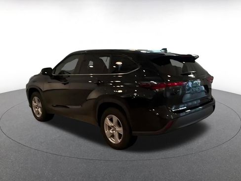 Used 2025 Toyota Highlander LE FWD image 9