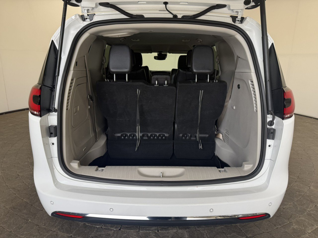 Used 2024 Chrysler Pacifica Limited FWD image 7