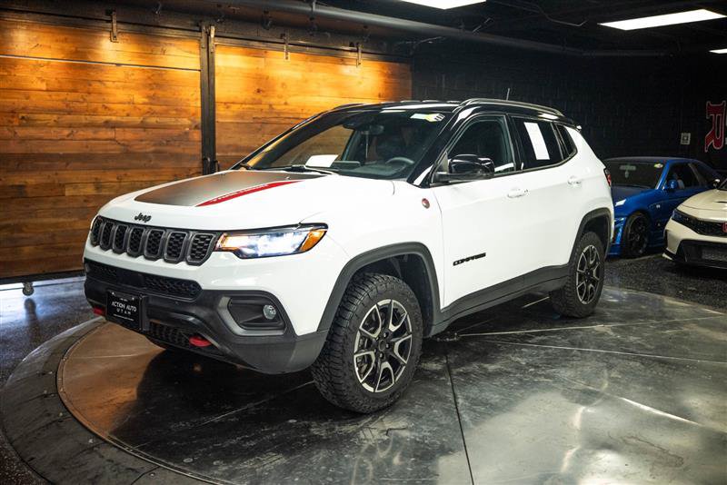 Used 2025 Jeep Compass Trailhawk AWD/4WD image 2