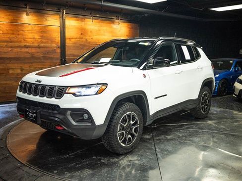 Used 2025 Jeep Compass Trailhawk AWD/4WD image 2