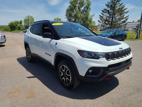 Used 2025 Jeep Compass Trailhawk AWD/4WD image 4