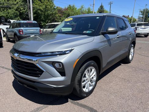 Used 2024 Chevrolet TrailBlazer LS w/ LS Convenience Package FWD image 3