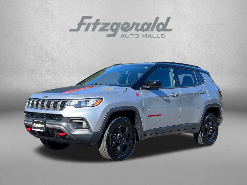 Used 2024 Jeep Compass Trailhawk AWD/4WD image 2
