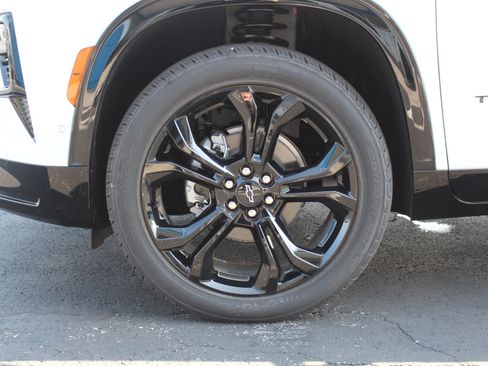 New 2027 Chevrolet Traverse RS w/ LPO, Floor Liner Package AWD/4WD image 29