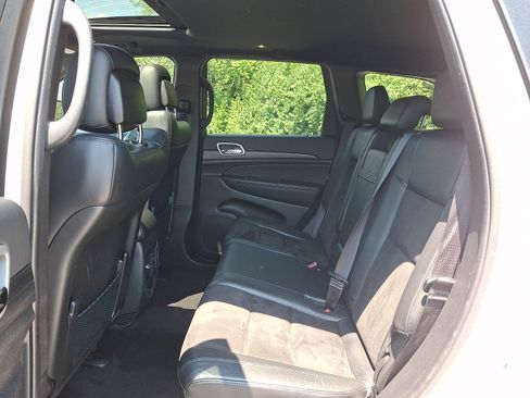 Used 2022 Jeep Grand Cherokee Laredo X AWD/4WD image 5