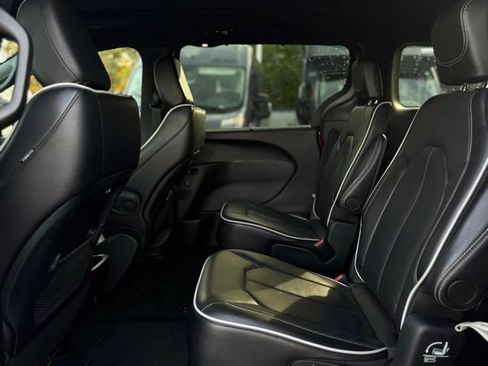 Certified 2025 Chrysler Pacifica Limited image 22