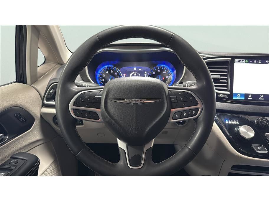 Used 2024 Chrysler Pacifica Touring-L FWD image 33