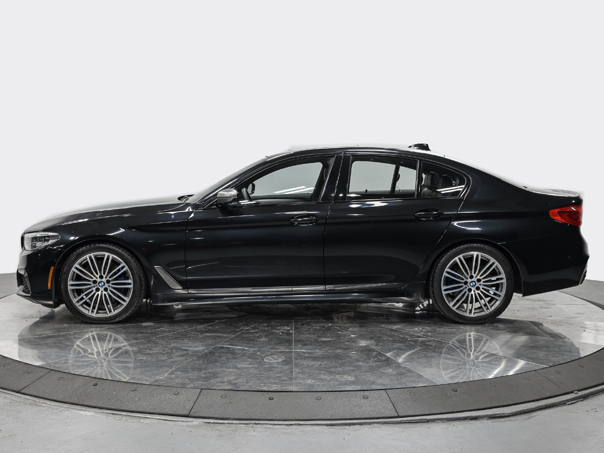 Used 2019 BMW M550i xDrive w/ Premium Package AWD/4WD image 2