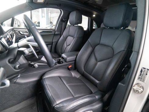 Certified 2025 Porsche Macan AWD/4WD image 5