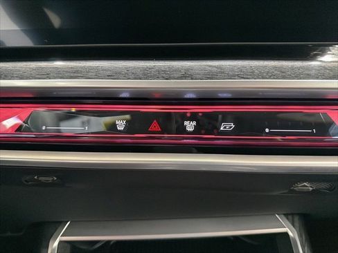 Used 2025 BMW 740i xDrive w/ Premium Package image 37