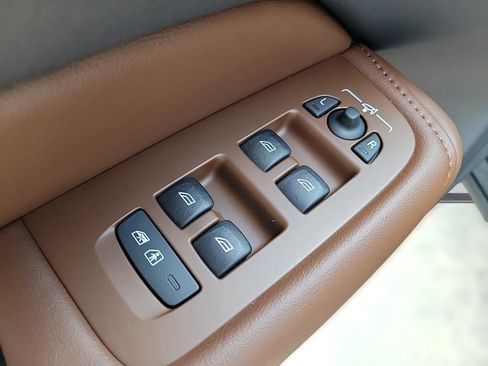 New 2024 Volvo XC60 B5 Ultimate image 11