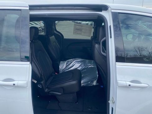 New 2026 Chrysler Pacifica Select image 33