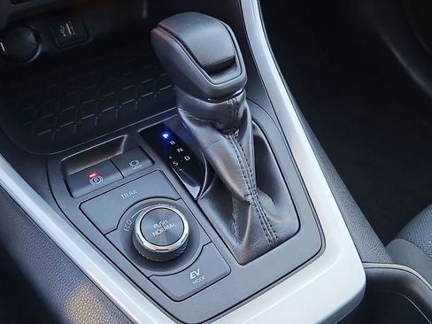 Used 2025 Toyota RAV4 XLE image 29