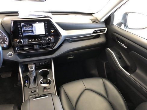 Used 2020 Toyota Highlander XLE image 41