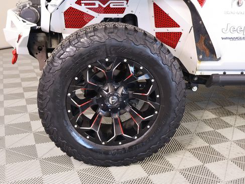 Used 2019 Jeep Wrangler Unlimited Sahara AWD/4WD image 18