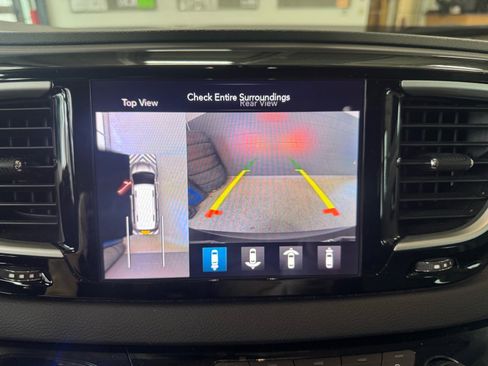 Used 2020 Chrysler Pacifica Touring-L Plus image 32