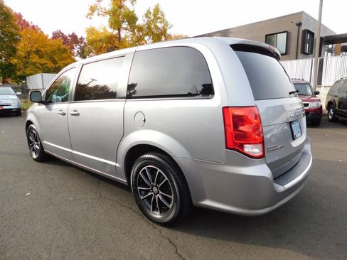 Used 2019 Dodge Grand Caravan GT image 3