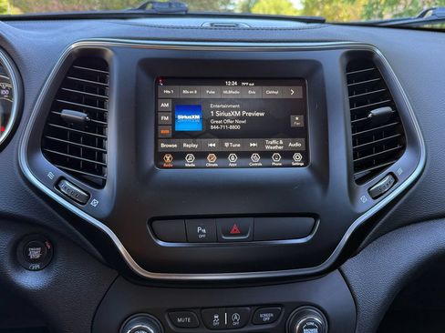 Used 2019 Jeep Cherokee Latitude Plus w/ Cold Weather Group AWD/4WD image 31