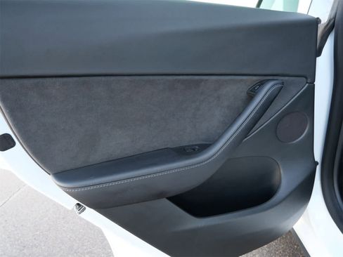 Used 2022 Tesla Model Y Long Range image 14