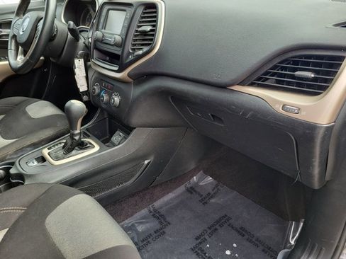 Used 2017 Jeep Cherokee Sport image 19