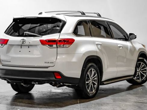 Used 2017 Toyota Highlander XLE AWD/4WD image 11