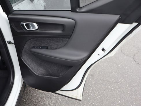 Used 2025 Volvo XC40 B5 Core image 33