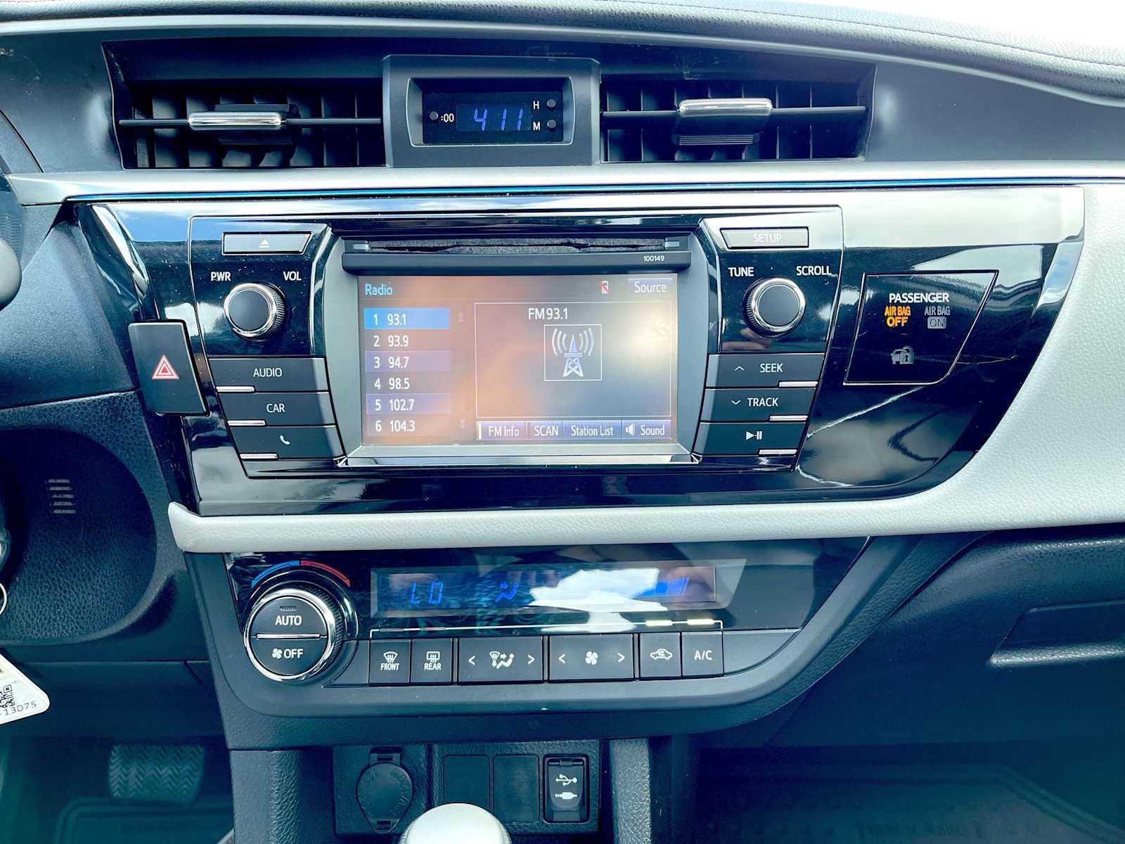 Used 2015 Toyota Corolla LE FWD image 17