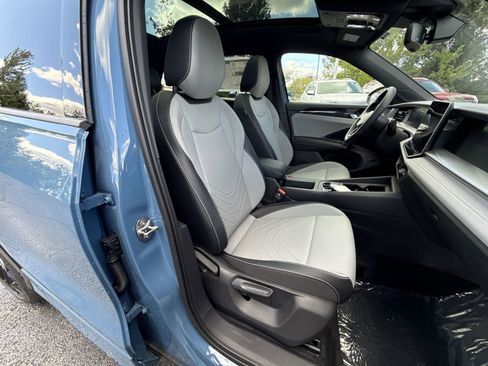 New 2025 Volkswagen Tiguan SE R-Line image 26