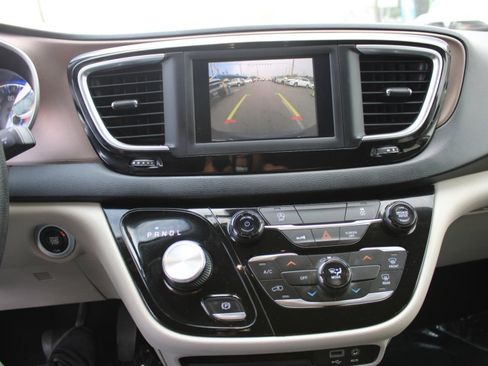Used 2020 Chrysler Voyager LX FWD image 15