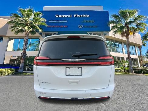 Certified 2024 Chrysler Pacifica Touring-L image 6