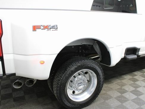 Used 2025 Ford F450 Platinum w/ FX4 Off-Road Package image 41